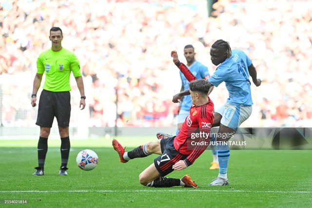 Man City sai lầm tai hại, Man United bùng nổ với chức vô địch quý như vàng- Ảnh 11. Man City sai lầm tai hại, Man United bùng nổ với chức vô địch quý như vàng- Ảnh 11.