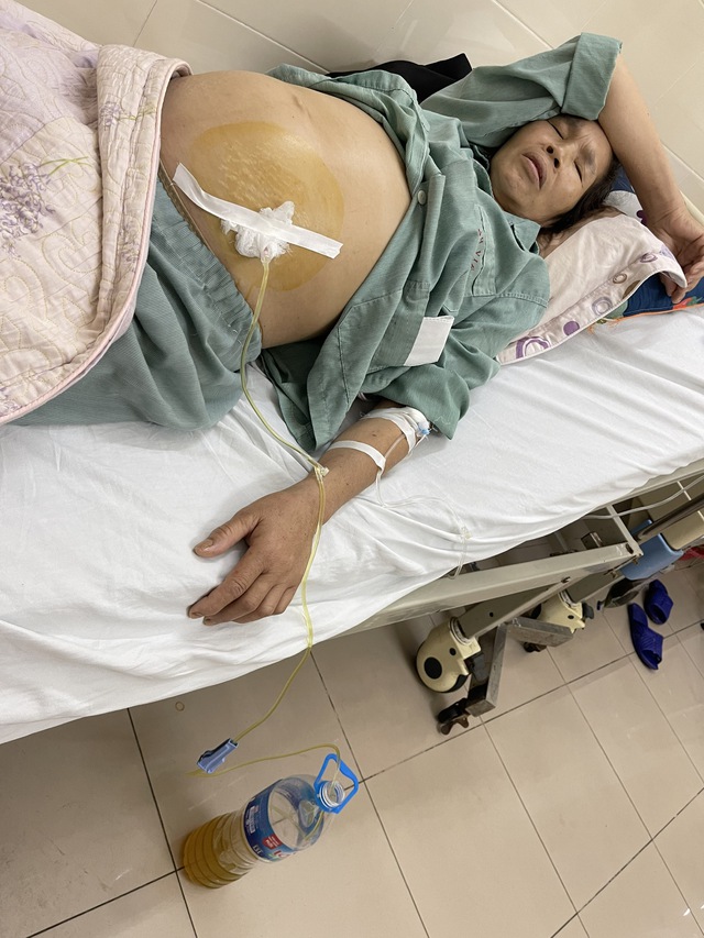 Chăm chồng ung thư phổi giai đoạn cuối, người phụ nữ Sơn La làm 1 điều khiến ai cũng xúc động- Ảnh 1. Chăm chồng ung thư phổi giai đoạn cuối, người phụ nữ Sơn La làm 1 điều khiến ai cũng xúc động- Ảnh 1.