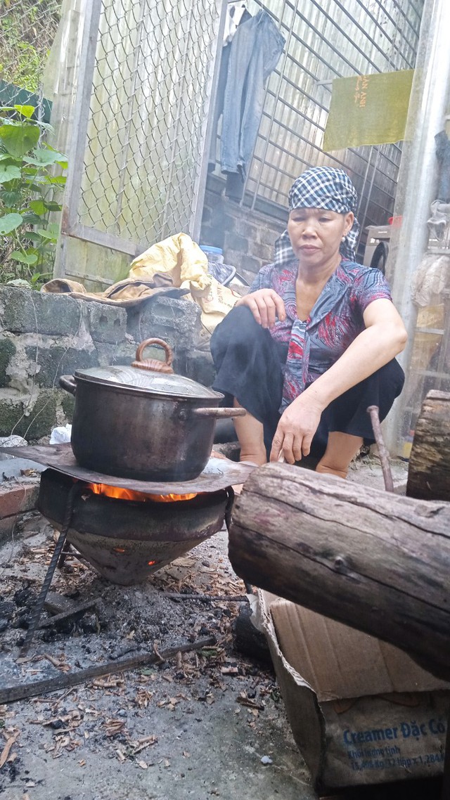 Chăm chồng ung thư phổi giai đoạn cuối, người phụ nữ Sơn La làm 1 điều khiến ai cũng xúc động- Ảnh 2.