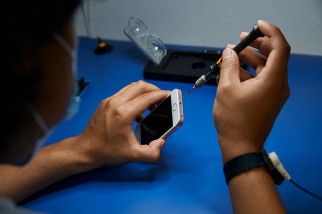 Làm thợ sửa iPhone ở đây "sướng như tiên": Tải hộ ứng dụng cũng có tiền, được săn đón như người nổi tiếng- Ảnh 3. Làm thợ sửa iPhone ở đây "sướng như tiên": Tải hộ ứng dụng cũng có tiền, được săn đón như người nổi tiếng- Ảnh 3.