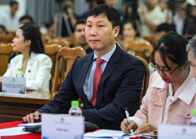 HLV Kim Sang-sik lên sóng công bố danh sách tập trung đội tuyển Việt Nam- Ảnh 2. HLV Kim Sang-sik lên sóng công bố danh sách tập trung đội tuyển Việt Nam- Ảnh 2.