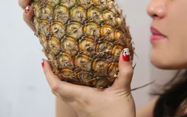 Chọn dứa mà lấy quả to, dài là sai bét: Không cần nếm cũng biết quả nào ngon ngọt nhờ 6 điểm sau- Ảnh 2. Chọn dứa mà lấy quả to, dài là sai bét: Không cần nếm cũng biết quả nào ngon ngọt nhờ 6 điểm sau- Ảnh 2.