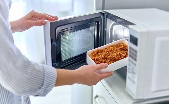 Lò vi sóng dùng xong nên rút điện hay vẫn cắm điện? Thì ra bấy lâu rất nhiều người làm sai- Ảnh 4. Lò vi sóng dùng xong nên rút điện hay vẫn cắm điện? Thì ra bấy lâu rất nhiều người làm sai- Ảnh 4.