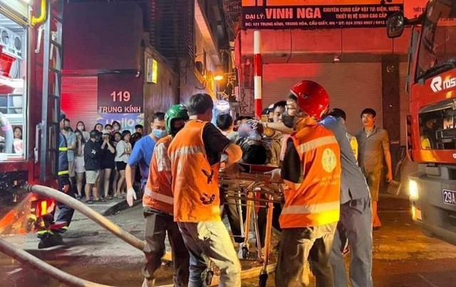 Một công ty bảo hiểm bồi thường 2 tỷ cho gia đình nạn nhân vụ cháy ở Trung Kính- Ảnh 1. Một công ty bảo hiểm bồi thường 2 tỷ cho gia đình nạn nhân vụ cháy ở Trung Kính- Ảnh 1.