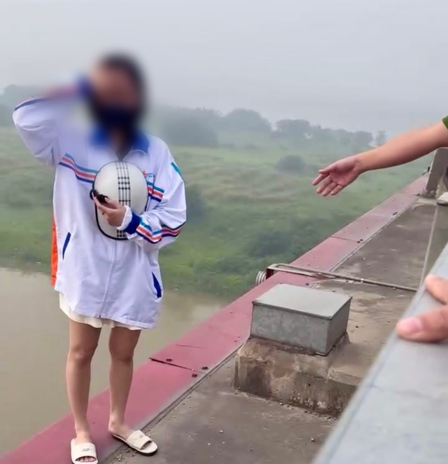 Giận dỗi bạn trai, cô gái trẻ lên cầu Nhật Tân tự tử- Ảnh 1. Giận dỗi bạn trai, cô gái trẻ lên cầu Nhật Tân tự tử- Ảnh 1.