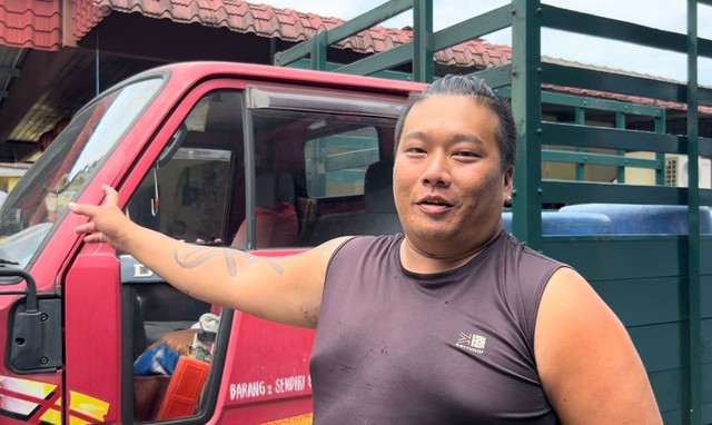 Cầm mã tấu xông vào nhà dân, được vài giây tên cướp đã phải chạy bán sống bán chết khi bị phản công- Ảnh 4.
