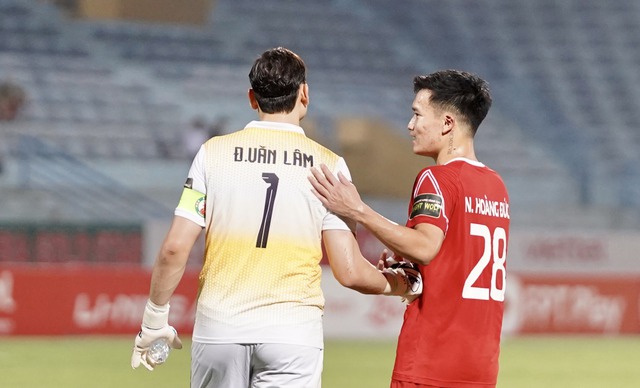 Văn Lâm, Hoàng Đức thi nhau báo tin kém vui cho HLV Kim Sang-sik- Ảnh 1. Văn Lâm, Hoàng Đức thi nhau báo tin kém vui cho HLV Kim Sang-sik- Ảnh 1.