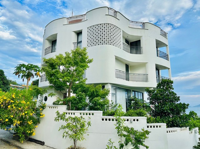 Độc lạ căn nhà có hệ tường cong "lưng tựa núi, mặt hướng biển": 18 tháng hoàn thiện, chi phí 20 tỷ- Ảnh 1. Độc lạ căn nhà có hệ tường cong "lưng tựa núi, mặt hướng biển": 18 tháng hoàn thiện, chi phí 20 tỷ- Ảnh 1.