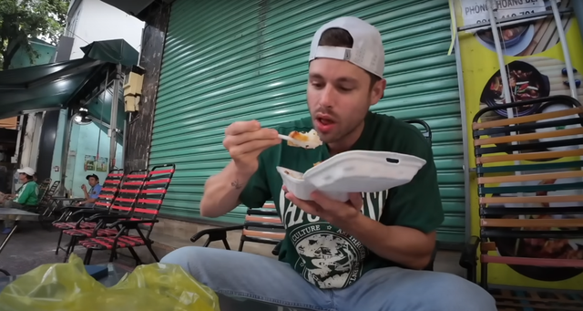 Dắt túi 50 nghìn thử ăn 3 bữa ở Sài Gòn, vị khách Tây nhận kết quả ngoài mong đợi: Dắt túi 50 nghìn thử ăn 3 bữa ở Sài Gòn, vị khách Tây nhận kết quả ngoài mong đợi: