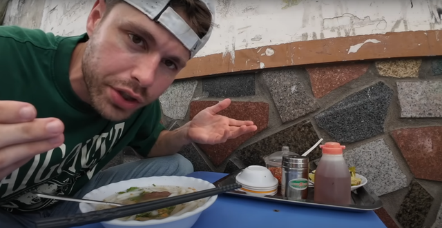 Dắt túi 50 nghìn thử ăn 3 bữa ở Sài Gòn, vị khách Tây nhận kết quả ngoài mong đợi: Dắt túi 50 nghìn thử ăn 3 bữa ở Sài Gòn, vị khách Tây nhận kết quả ngoài mong đợi: