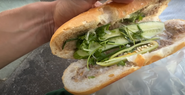 Dắt túi 50 nghìn thử ăn 3 bữa ở Sài Gòn, vị khách Tây nhận kết quả ngoài mong đợi: Dắt túi 50 nghìn thử ăn 3 bữa ở Sài Gòn, vị khách Tây nhận kết quả ngoài mong đợi: