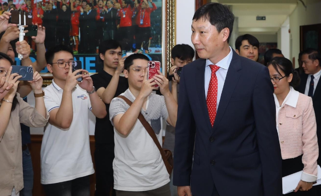 Báo Hàn Quốc bức xúc vì ông Kim Sang-sik chịu sự bịa đặt, sợ HLV Việt Nam “bị đẩy vào ngõ cụt”- Ảnh 1.