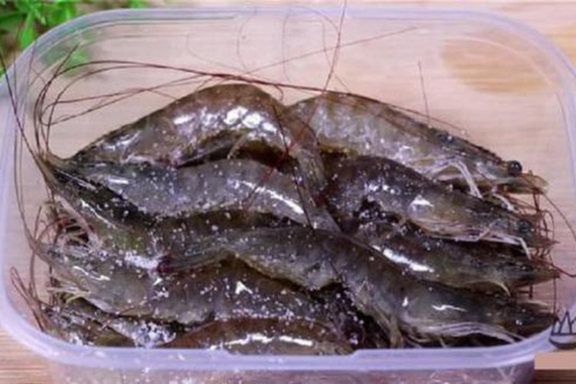 Cất tôm trong tủ lạnh nhớ cho thêm thứ gia vị này: Nhà nào cũng có, để cả tháng tôm vẫn tươi ngon như mới- Ảnh 1. Cất tôm trong tủ lạnh nhớ cho thêm thứ gia vị này: Nhà nào cũng có, để cả tháng tôm vẫn tươi ngon như mới- Ảnh 1.