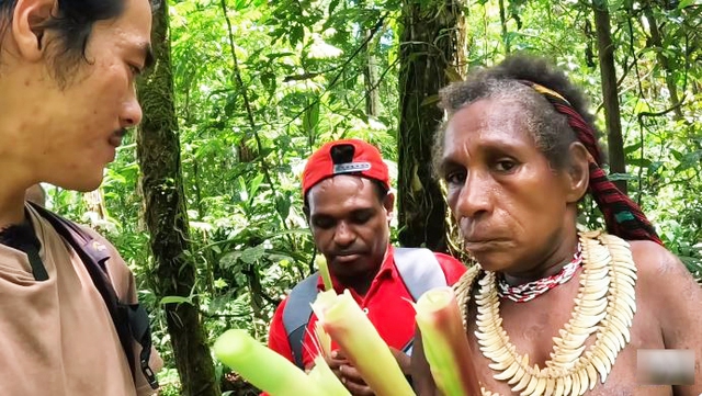 48 giờ sống cùng bộ lạc ăn thịt người, ẩn mình trong rừng rậm của "gã lang thang" người Việt- Ảnh 3. 48 giờ sống cùng bộ lạc ăn thịt người, ẩn mình trong rừng rậm của "gã lang thang" người Việt- Ảnh 3.