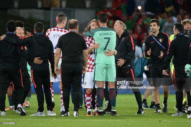 Khoảnh khắc Euro: Modric 2 lần ôm mặt khóc vì những hiệp phụ đầy nghiệt ngã- Ảnh 2. Khoảnh khắc Euro: Modric 2 lần ôm mặt khóc vì những hiệp phụ đầy nghiệt ngã- Ảnh 2.