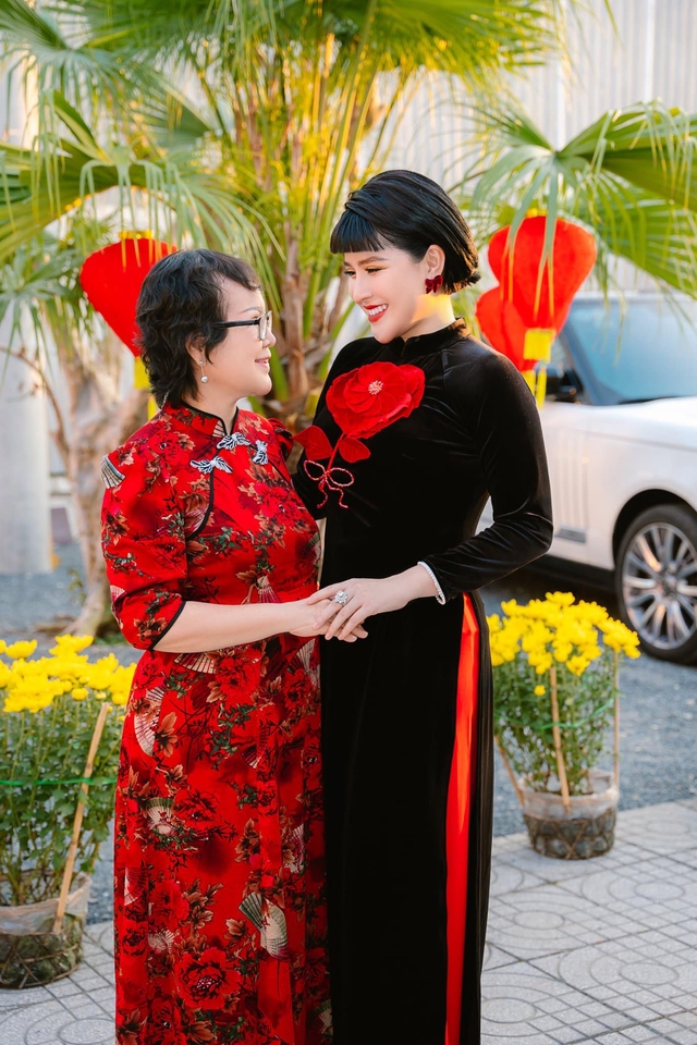 Con dâu cưới 10 năm mới sinh em bé, mẹ chồng miền Tây thưởng nóng tiền tỷ, nhà lầu, sổ đỏ, xe hơi- Ảnh 5. Con dâu cưới 10 năm mới sinh em bé, mẹ chồng miền Tây thưởng nóng tiền tỷ, nhà lầu, sổ đỏ, xe hơi- Ảnh 5.