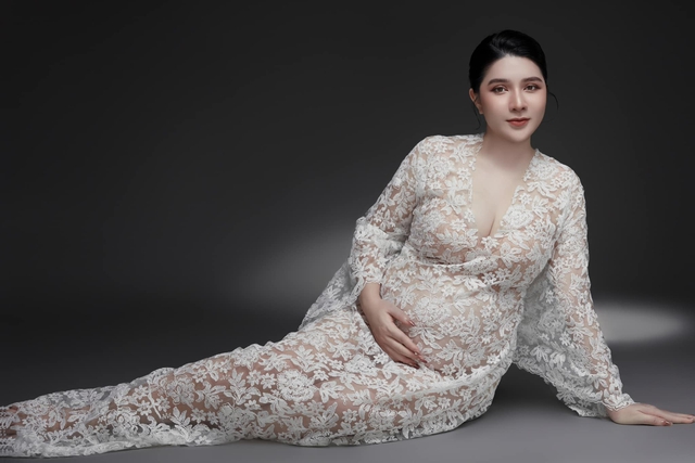 Con dâu cưới 10 năm mới sinh em bé, mẹ chồng miền Tây thưởng nóng tiền tỷ, nhà lầu, sổ đỏ, xe hơi- Ảnh 2. Con dâu cưới 10 năm mới sinh em bé, mẹ chồng miền Tây thưởng nóng tiền tỷ, nhà lầu, sổ đỏ, xe hơi- Ảnh 2.