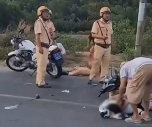 Một CSGT và 2 người dân nguy kịch khi xe mô tô đặc chủng va chạm với xe máy- Ảnh 1. Một CSGT và 2 người dân nguy kịch khi xe mô tô đặc chủng va chạm với xe máy- Ảnh 1.