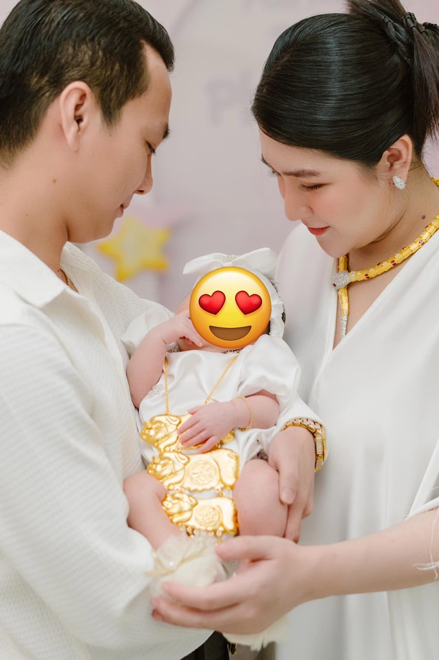 Con dâu cưới 10 năm mới sinh em bé, mẹ chồng miền Tây thưởng nóng tiền tỷ, nhà lầu, sổ đỏ, xe hơi- Ảnh 3. Con dâu cưới 10 năm mới sinh em bé, mẹ chồng miền Tây thưởng nóng tiền tỷ, nhà lầu, sổ đỏ, xe hơi- Ảnh 3.