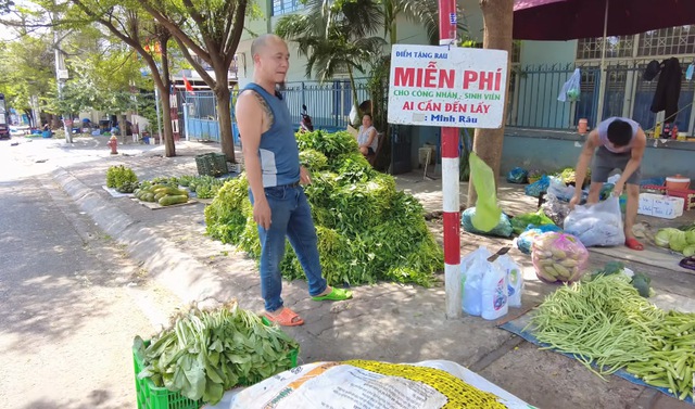 Anh Minh Râu bán hàng ế ẩm vẫn đều đặn tặng rau miễn phí, vừa lĩnh tiền từ YouTube vội làm ngay một việc- Ảnh 3. Anh Minh Râu bán hàng ế ẩm vẫn đều đặn tặng rau miễn phí, vừa lĩnh tiền từ YouTube vội làm ngay một việc- Ảnh 3.