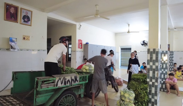 Anh Minh Râu bán hàng ế ẩm vẫn đều đặn tặng rau miễn phí, vừa lĩnh tiền từ YouTube vội làm ngay một việc- Ảnh 7. Anh Minh Râu bán hàng ế ẩm vẫn đều đặn tặng rau miễn phí, vừa lĩnh tiền từ YouTube vội làm ngay một việc- Ảnh 7.