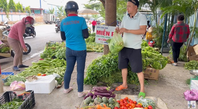 Anh Minh Râu bán hàng ế ẩm vẫn đều đặn tặng rau miễn phí, vừa lĩnh tiền từ YouTube vội làm ngay một việc- Ảnh 5. Anh Minh Râu bán hàng ế ẩm vẫn đều đặn tặng rau miễn phí, vừa lĩnh tiền từ YouTube vội làm ngay một việc- Ảnh 5.