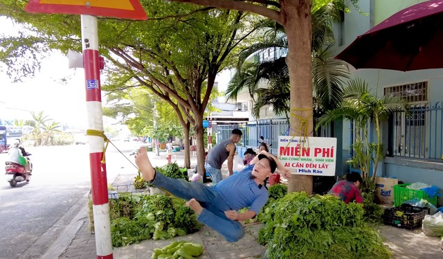 Anh Minh Râu bán hàng ế ẩm vẫn đều đặn tặng rau miễn phí, vừa lĩnh tiền từ YouTube vội làm ngay một việc- Ảnh 2. Anh Minh Râu bán hàng ế ẩm vẫn đều đặn tặng rau miễn phí, vừa lĩnh tiền từ YouTube vội làm ngay một việc- Ảnh 2.
