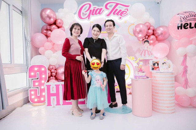 Con dâu cưới 10 năm mới sinh em bé, mẹ chồng miền Tây thưởng nóng tiền tỷ, nhà lầu, sổ đỏ, xe hơi- Ảnh 6. Con dâu cưới 10 năm mới sinh em bé, mẹ chồng miền Tây thưởng nóng tiền tỷ, nhà lầu, sổ đỏ, xe hơi- Ảnh 6.