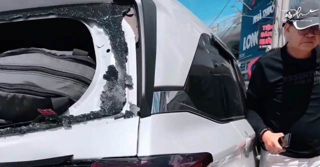 NSND Thanh Điền gặp tai nạn, xe vỡ hết kính, biến dạng: NSND Thanh Điền gặp tai nạn, xe vỡ hết kính, biến dạng: