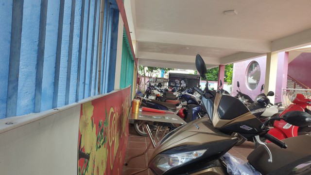 Vụ bé trai 5 tuổi tử vong do bị bỏ quên trên xe đưa đón: Đau lòng chuẩn bị tang lễ- Ảnh 4. Vụ bé trai 5 tuổi tử vong do bị bỏ quên trên xe đưa đón: Đau lòng chuẩn bị tang lễ- Ảnh 4.