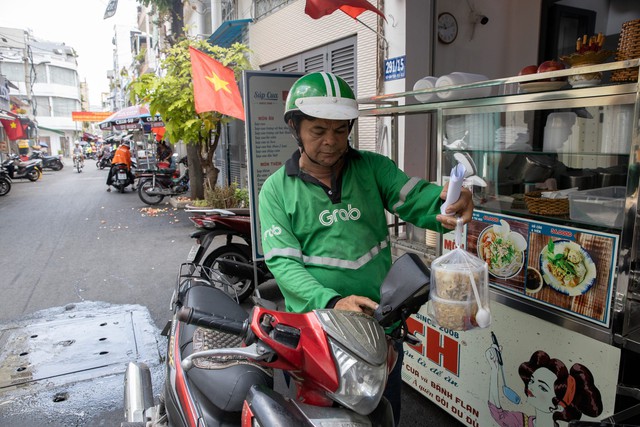 "Tôi chẳng biết lấy gì mà ăn": Nhiều tài xế Grab, ShopeeFood lo sợ bị đuổi việc vì một lý do cay đắng- Ảnh 2.