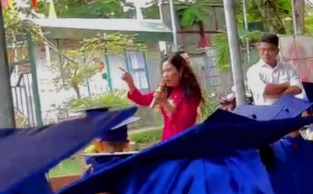 Hiệu trưởng giật mic, chỉ tay vào phụ huynh trong lễ tổng kết, trưởng phòng Giáo dục huyện nói: "Xấu hổ"- Ảnh 2. Hiệu trưởng giật mic, chỉ tay vào phụ huynh trong lễ tổng kết, trưởng phòng Giáo dục huyện nói: "Xấu hổ"- Ảnh 2.