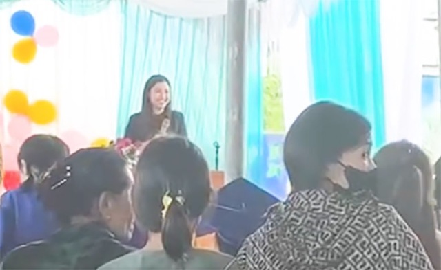 Hiệu trưởng giật mic, chỉ tay vào phụ huynh trong lễ tổng kết, trưởng phòng Giáo dục huyện nói: "Xấu hổ"- Ảnh 1. Hiệu trưởng giật mic, chỉ tay vào phụ huynh trong lễ tổng kết, trưởng phòng Giáo dục huyện nói: "Xấu hổ"- Ảnh 1.