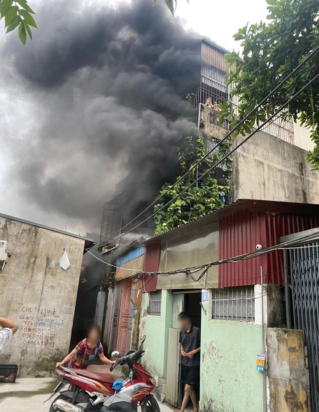 Người đàn ông phá ban công cứu 2 cô gái trong nhà trọ bị cháy ở Hà Nội: "Tôi không muốn làm người hùng"- Ảnh 1.