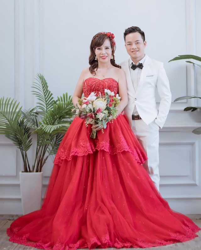 Cô dâu Thu Sao sau 6 năm kết hôn, 68 tuổi vẫn được chồng trẻ gọi là: “Cô bé mãi chưa chịu lớn”- Ảnh 4. Cô dâu Thu Sao sau 6 năm kết hôn, 68 tuổi vẫn được chồng trẻ gọi là: “Cô bé mãi chưa chịu lớn”- Ảnh 4.