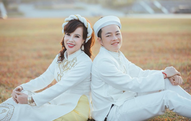 Cô dâu Thu Sao sau 6 năm kết hôn, 68 tuổi vẫn được chồng trẻ gọi là: “Cô bé mãi chưa chịu lớn”- Ảnh 3. Cô dâu Thu Sao sau 6 năm kết hôn, 68 tuổi vẫn được chồng trẻ gọi là: “Cô bé mãi chưa chịu lớn”- Ảnh 3.