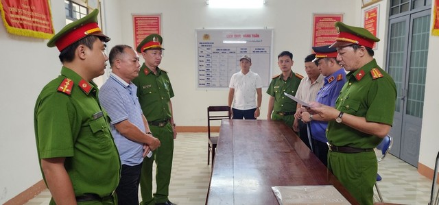 Bắt một "đại gia" gỗ- Ảnh 1. Bắt một "đại gia" gỗ- Ảnh 1.