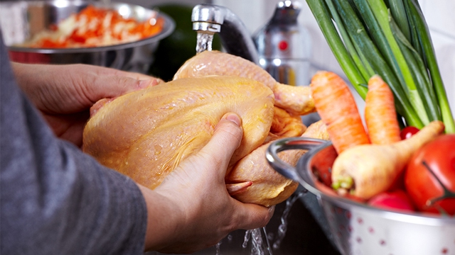 Đợi nước sôi mới cho gà vào làm món ăn Đợi nước sôi mới cho gà vào làm món ăn