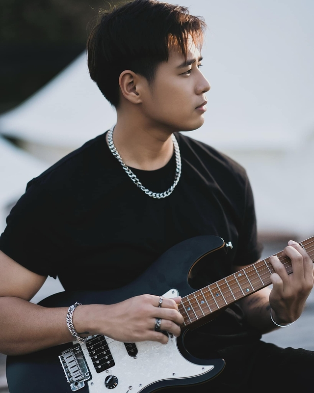 Từ bỏ hào quang ở hải ngoại, nam ca sĩ gây Từ bỏ hào quang ở hải ngoại, nam ca sĩ gây