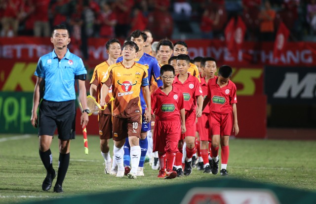 Vừa tới Việt Nam ít giờ, HLV Kim Sang-sik đã tất tả đi xem HAGL đá V.League- Ảnh 5. Vừa tới Việt Nam ít giờ, HLV Kim Sang-sik đã tất tả đi xem HAGL đá V.League- Ảnh 5.