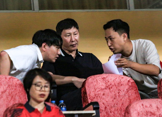 Vừa tới Việt Nam ít giờ, HLV Kim Sang-sik đã tất tả đi xem HAGL đá V.League- Ảnh 4. Vừa tới Việt Nam ít giờ, HLV Kim Sang-sik đã tất tả đi xem HAGL đá V.League- Ảnh 4.
