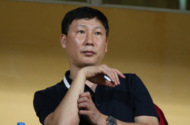 Vừa tới Việt Nam ít giờ, HLV Kim Sang-sik đã tất tả đi xem HAGL đá V.League- Ảnh 1.
