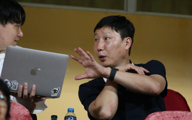 Vừa tới Việt Nam ít giờ, HLV Kim Sang-sik đã tất tả đi xem HAGL đá V.League- Ảnh 6. Vừa tới Việt Nam ít giờ, HLV Kim Sang-sik đã tất tả đi xem HAGL đá V.League- Ảnh 6.