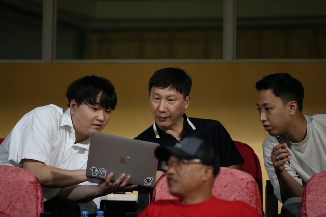Vừa tới Việt Nam ít giờ, HLV Kim Sang-sik đã tất tả đi xem HAGL đá V.League- Ảnh 3. Vừa tới Việt Nam ít giờ, HLV Kim Sang-sik đã tất tả đi xem HAGL đá V.League- Ảnh 3.
