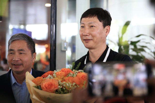 Vừa tới Việt Nam ít giờ, HLV Kim Sang-sik đã tất tả đi xem HAGL đá V.League- Ảnh 2. Vừa tới Việt Nam ít giờ, HLV Kim Sang-sik đã tất tả đi xem HAGL đá V.League- Ảnh 2.