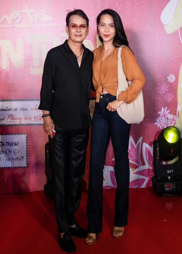 Nam nghệ sĩ 77 tuổi cưới vợ đẹp, kém 44 tuổi khi cuộc đời Nam nghệ sĩ 77 tuổi cưới vợ đẹp, kém 44 tuổi khi cuộc đời