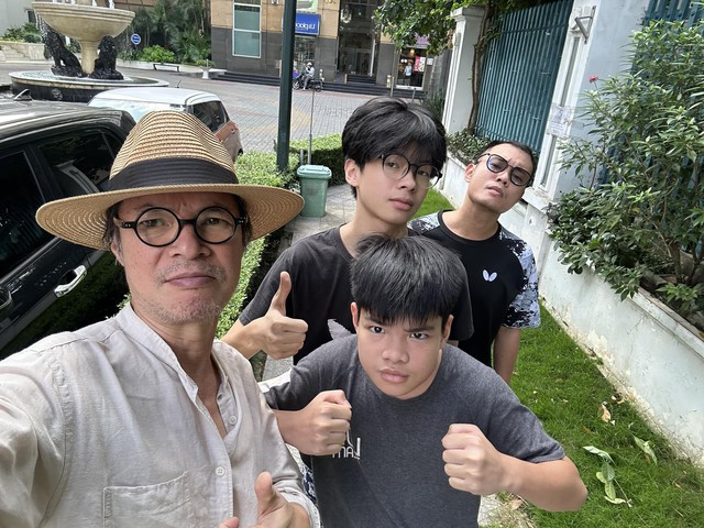 NSND đóng phim về chiến dịch Điện Biên Phủ khiến triệu khán giả rơi lệ: Tuổi 61 viên mãn bên vợ và 4 con- Ảnh 6. NSND đóng phim về chiến dịch Điện Biên Phủ khiến triệu khán giả rơi lệ: Tuổi 61 viên mãn bên vợ và 4 con- Ảnh 6.