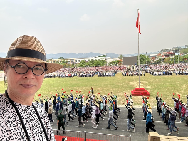 NSND đóng phim về chiến dịch Điện Biên Phủ khiến triệu khán giả rơi lệ: Tuổi 61 viên mãn bên vợ và 4 con- Ảnh 4. NSND đóng phim về chiến dịch Điện Biên Phủ khiến triệu khán giả rơi lệ: Tuổi 61 viên mãn bên vợ và 4 con- Ảnh 4.