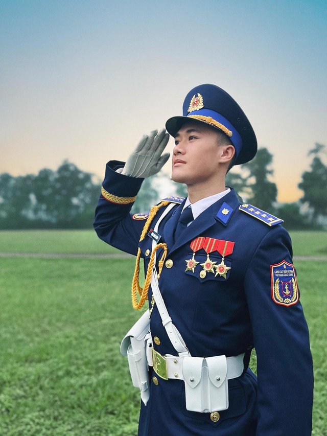 Chàng bộ đội điển trai gây sốt MXH sau lễ diễu binh: Mong tìm được bạn gái thấu hiểu công việc của mình- Ảnh 1. Chàng bộ đội điển trai gây sốt MXH sau lễ diễu binh: Mong tìm được bạn gái thấu hiểu công việc của mình- Ảnh 1.