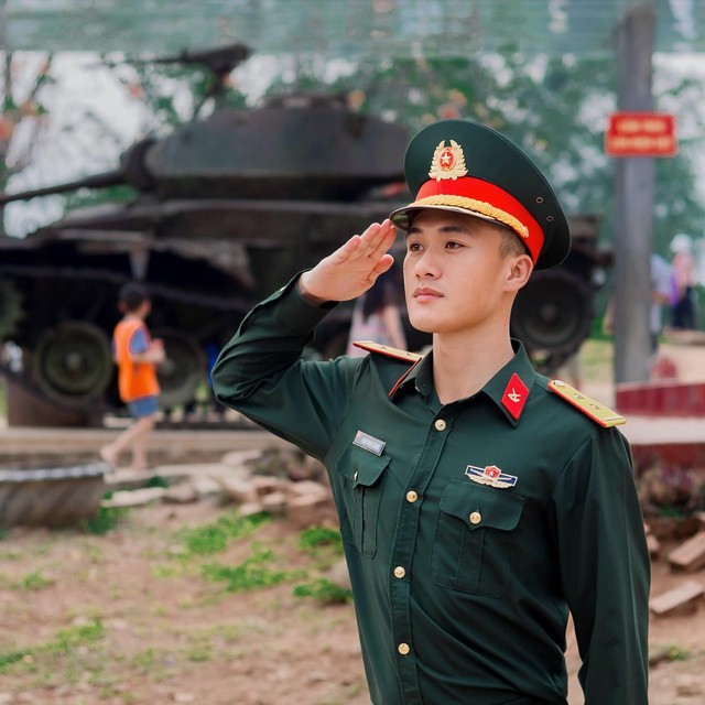 Chàng bộ đội điển trai gây sốt MXH sau lễ diễu binh: Mong tìm được bạn gái thấu hiểu công việc của mình- Ảnh 3. Chàng bộ đội điển trai gây sốt MXH sau lễ diễu binh: Mong tìm được bạn gái thấu hiểu công việc của mình- Ảnh 3.